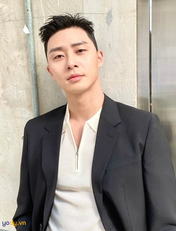 Park Seo Joon thể hiện sự năng động với kiểu tóc Pompadour, một lựa chọn cá tính khác.