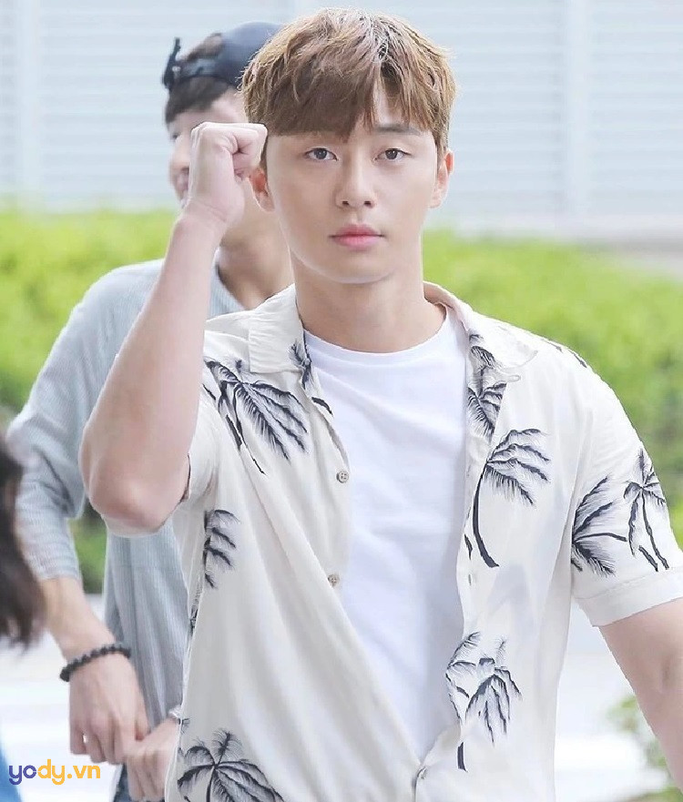 Park Seo Joon thử nghiệm với tóc nhuộm màu táo bạo, thể hiện sự đa dạng phong cách.