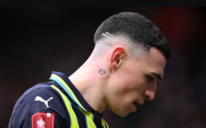 Phil Foden ăn mừng bàn thắng với mái tóc bạch kim nổi bật