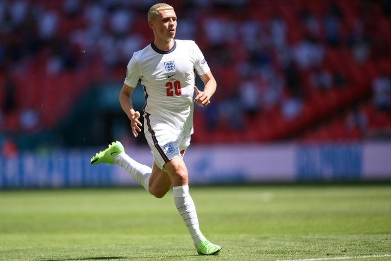 Phil Foden với kiểu tóc bạch kim nổi bật trên sân cỏ