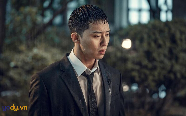 Phối đồ smart-casual với kiểu tóc Park Seo Joon, tạo vẻ lịch lãm cá tính.
