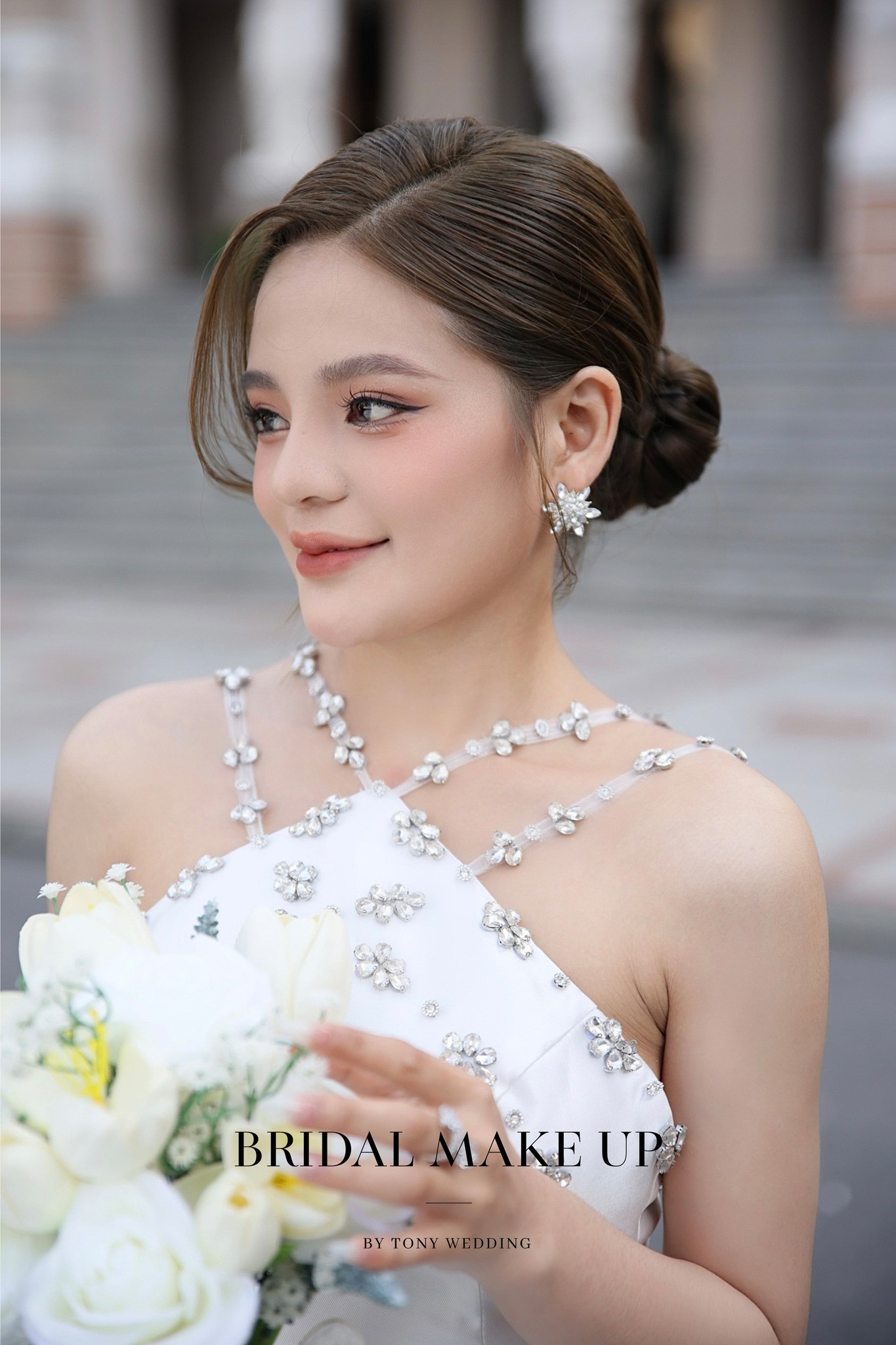 Phong cách tóc cô dâu búi thấp đơn giản, mang đến nét đẹp cổ điển và sang trọng