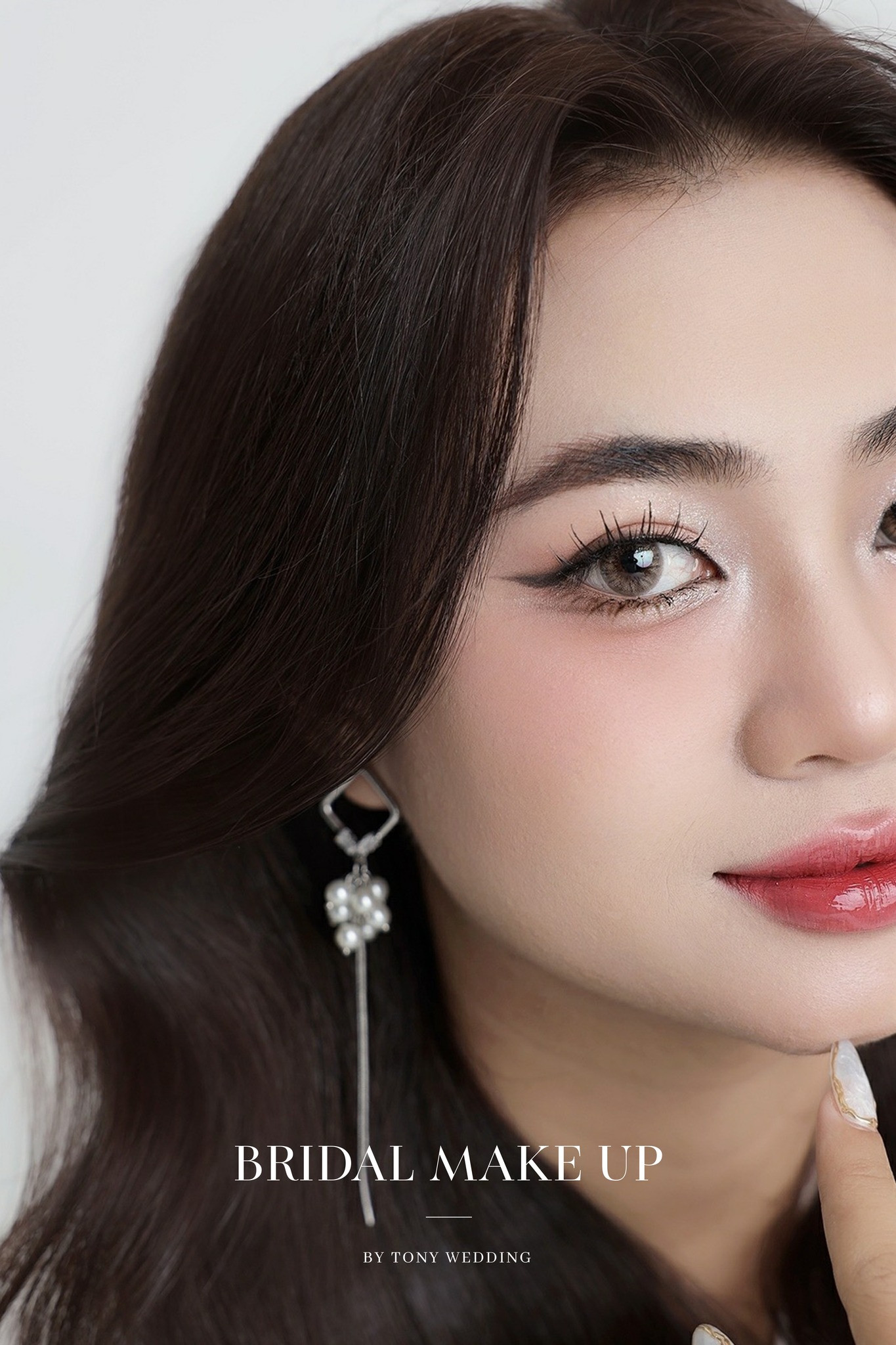 Phong cách tóc cô dâu cho mặt tròn, búi nửa đầu kết hợp mái bay nhẹ nhàng