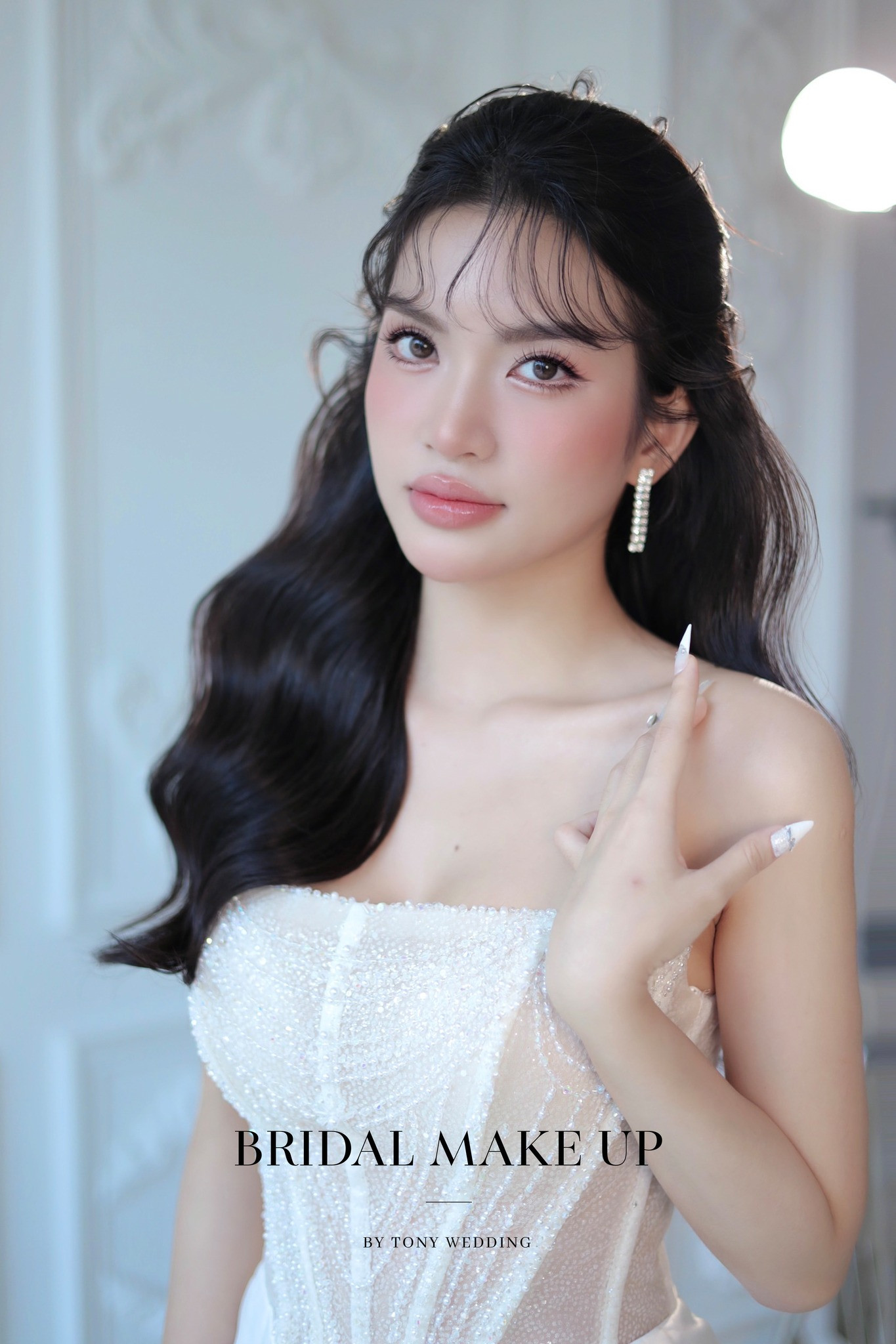 Phong cách tóc cô dâu nửa búi xõa xoăn, phù hợp với nhiều kiểu váy cưới