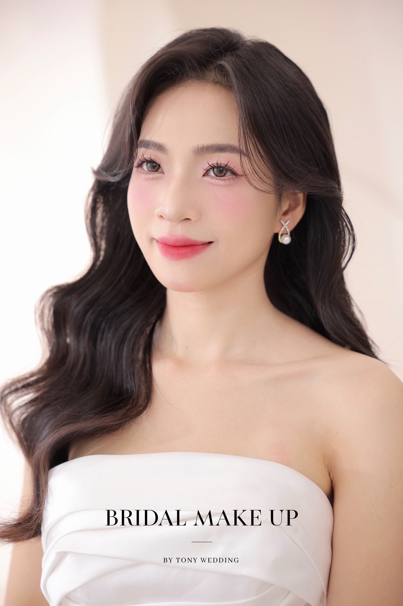 Phong cách tóc cưới xoăn sóng nước, tạo điểm nhấn với kẹp tóc ngọc trai