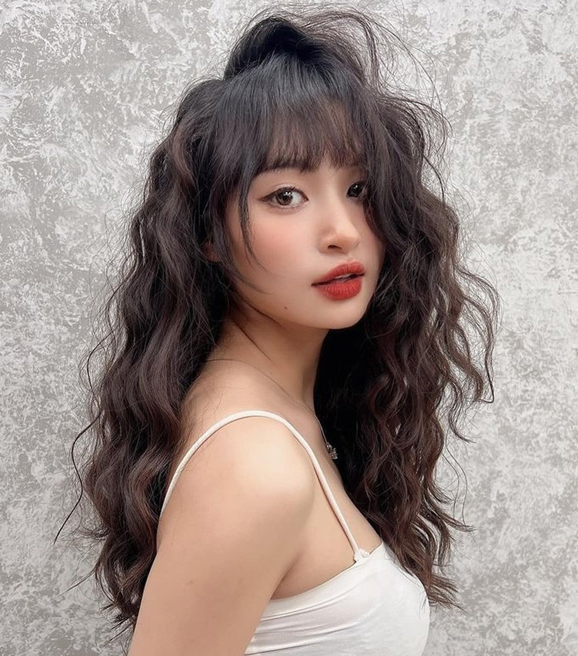 Phong cách tóc ngắn xoăn retro với mái ngố ấn tượng