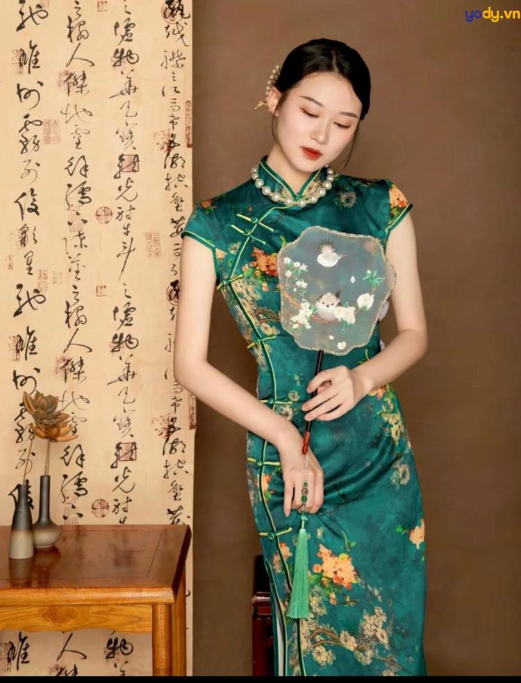 Phong cách trang điểm nhẹ nhàng, tự nhiên rất hợp khi mặc sườn xám