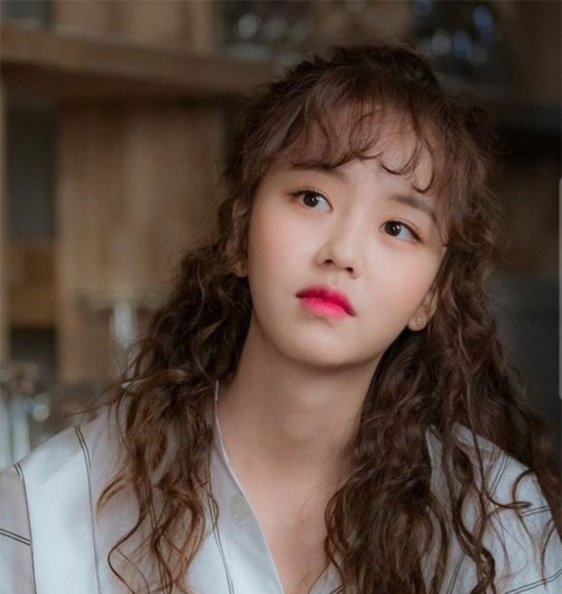 Phong cách trẻ trung cùng kiểu tóc xù đũa mái ngố cá tính