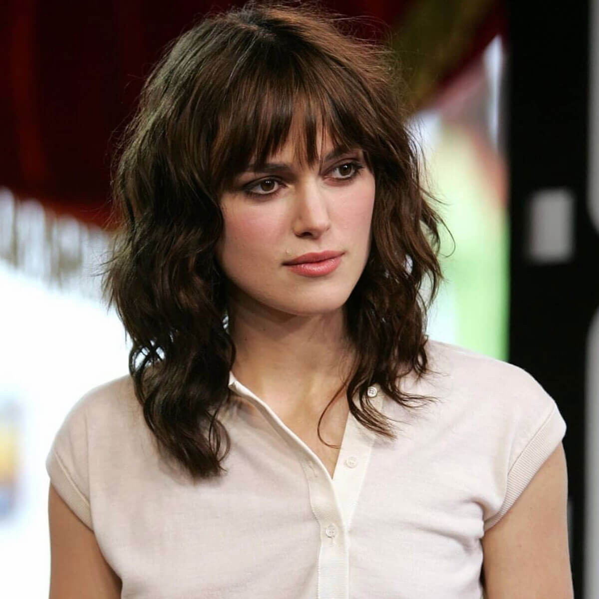 Phụ nữ trung niên cuốn hút với kiểu tóc xoăn ngắn mái thưa