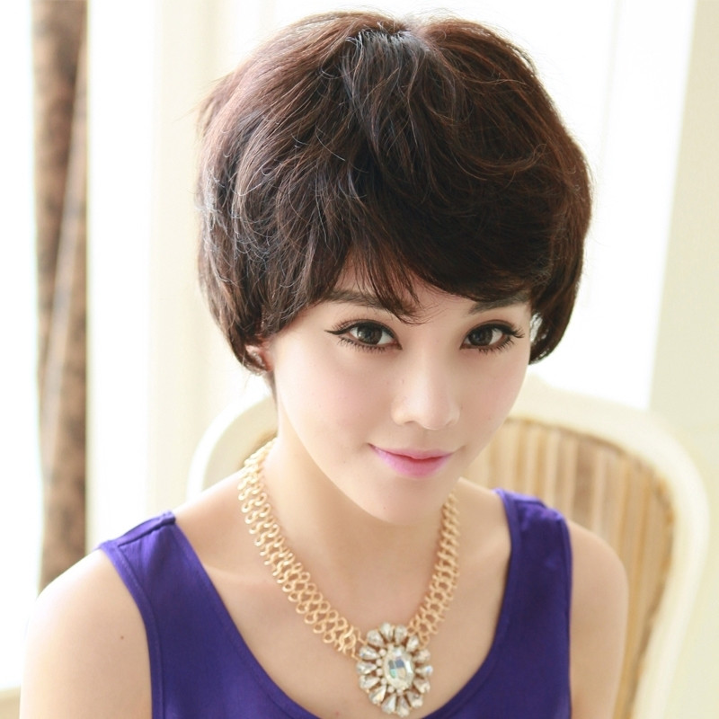 Phụ nữ trung niên với mái tóc tém xoăn lọn nhỏ, mang lại vẻ ngoài cá tính và trẻ trung