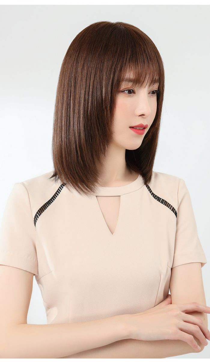 Phụ nữ trung niên với tóc ép thẳng tự nhiên, giúp khuôn mặt trông thon gọn