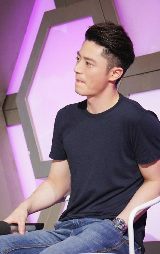 Pompadour chải cao low fade