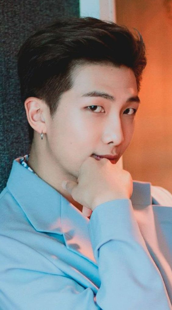 Pompadour ngắn textured, một trong những kiểu tóc trẻ trung cho nam hiện đại