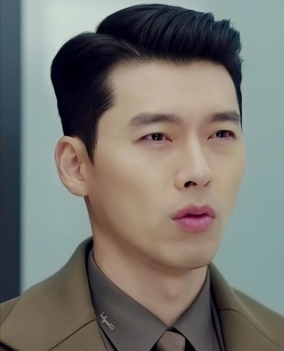 Pompadour Side Part chải cao