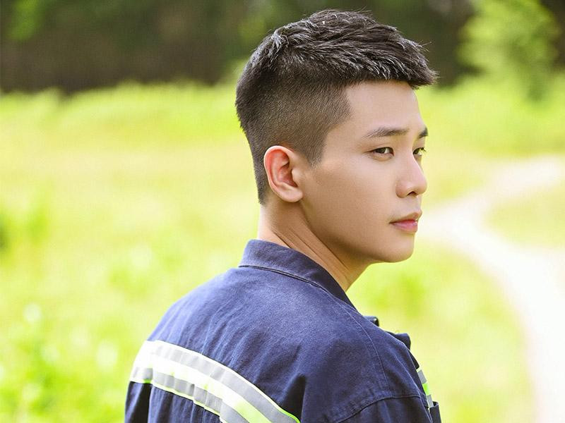 Quân AP trẻ trung và năng động với kiểu tóc Mohican, phù hợp xu hướng thời trang.