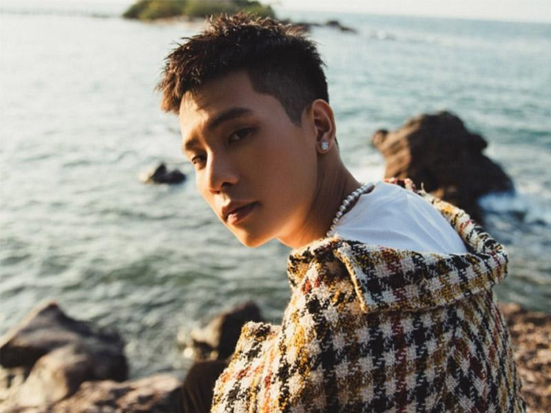 Quân AP với kiểu tóc Mohican cạo hai bên, nhấn mạnh vẻ nam tính hiện đại.