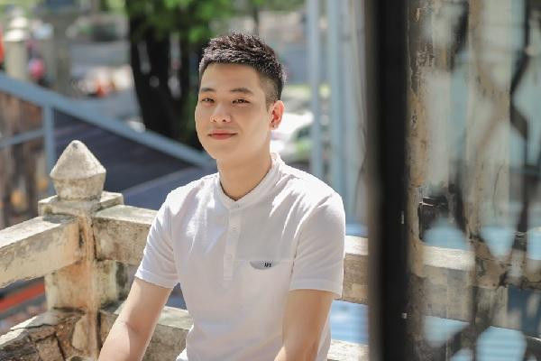 Quân AP với kiểu tóc Mohican đặc trưng, tạo nên phong cách thời trang cá tính, được yêu thích rộng rãi.