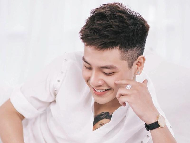 Quân AP với kiểu tóc Mohican tạo ấn tượng mạnh với khán giả bởi vẻ ngoài điển trai và phong cách.