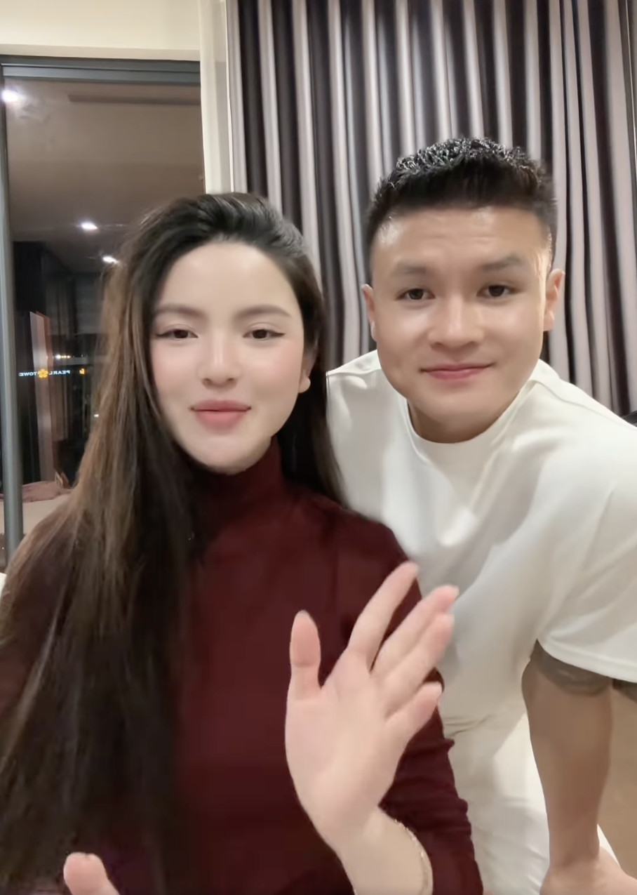 Quang Hải cùng vợ Chu Thanh Huyền vui vẻ quay video giải trí với kiểu tóc đẹp