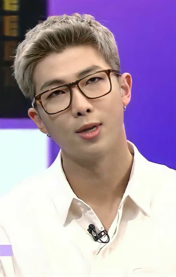 Quiff chải cao màu xám khói