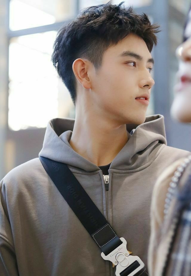 Quiff ngắn vuốt nhẹ, lựa chọn hàng đầu cho các kiểu tóc nam đơn giản