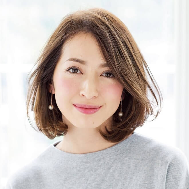 Quý cô trung niên quyến rũ với kiểu tóc xoăn cụp ngắn