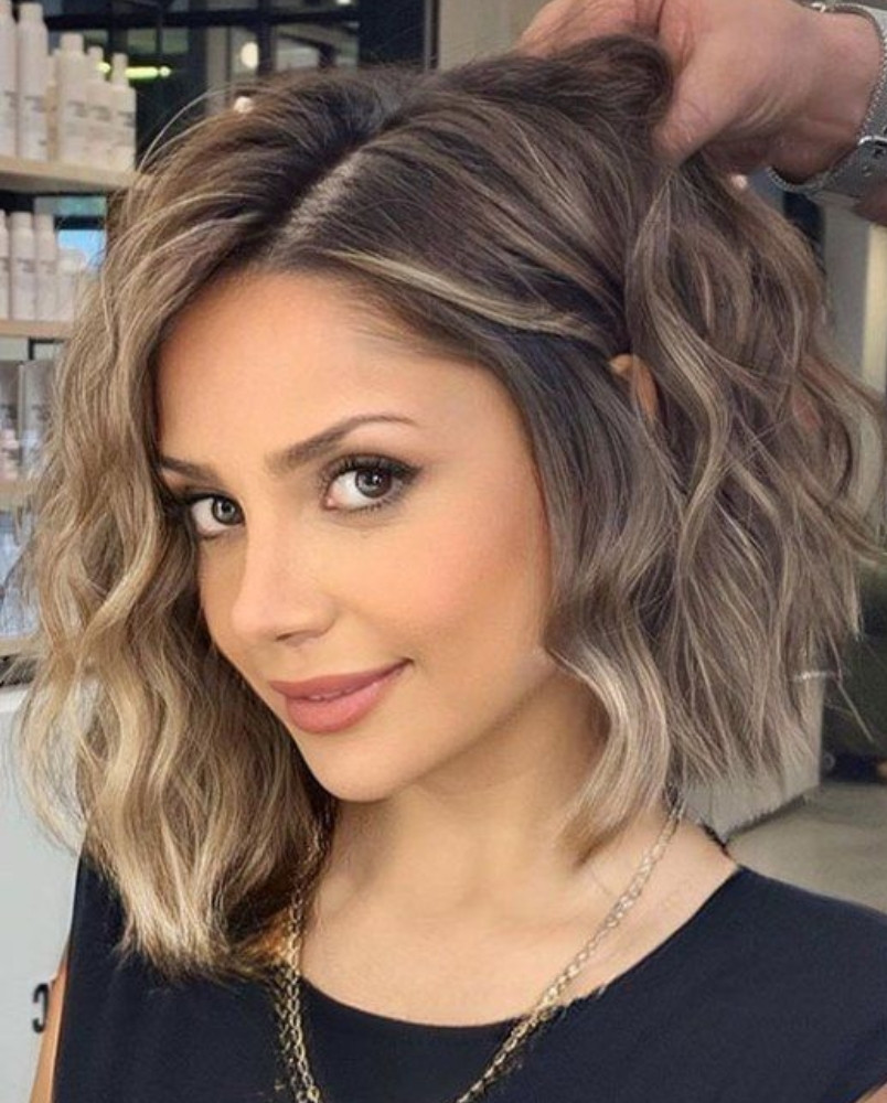 Sành điệu và cá tính cùng tóc ngắn layer xoăn nhẹ với kỹ thuật nhuộm Balayage.