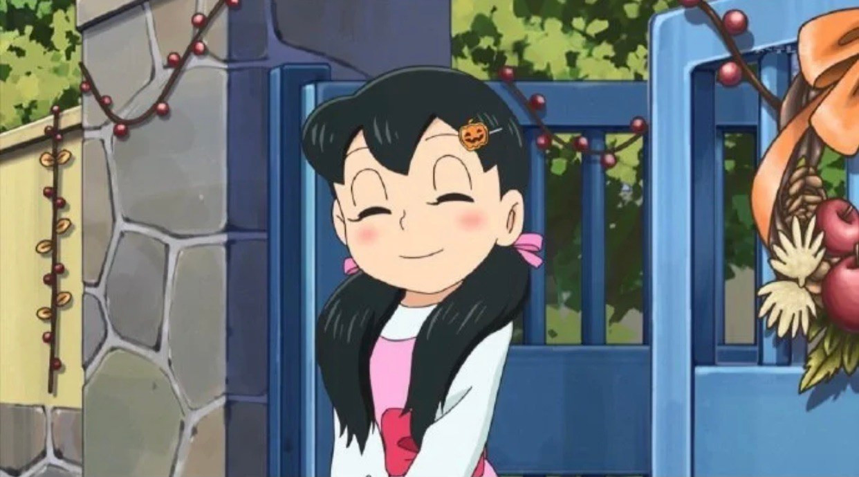 Shizuka trong trang phục đời thường với mái tóc dài buông xõa tự nhiên, tôn lên vẻ đẹp giản dị và gần gũi của cô bạn.