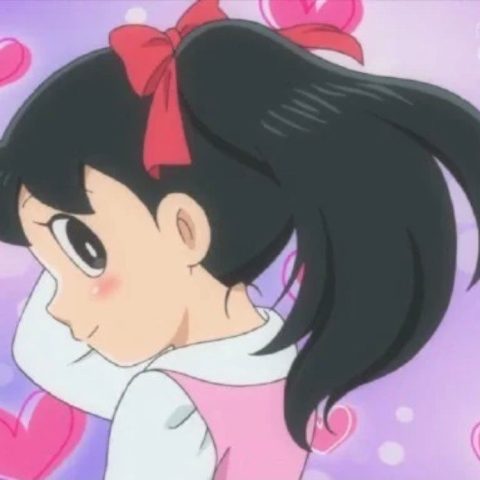 Shizuka với kiểu tóc dài Shizuka búi thấp tinh tế, gương mặt rạng rỡ, toát lên vẻ thanh lịch của cô bạn trong Doraemon.