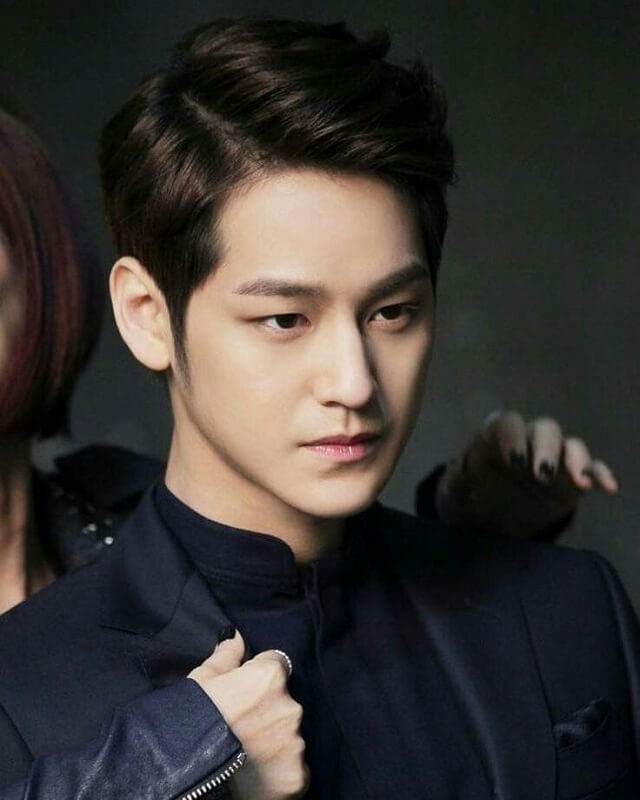 Side Part chải cao ngược hiện đại