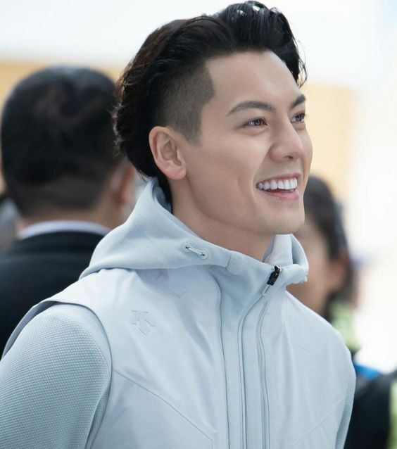 Slicked Back Undercut với High Fade