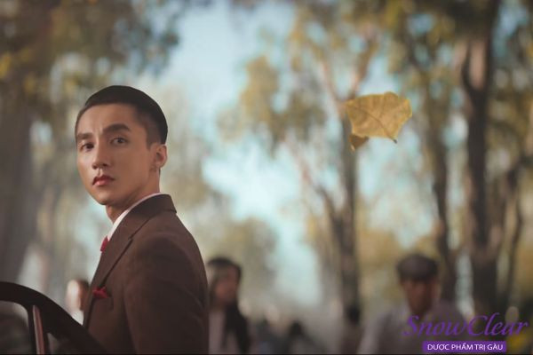 Sơn Tùng M-TP với kiểu tóc undercut vuốt ngược