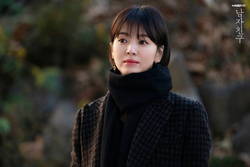 Song Hye Kyo cá tính với kiểu tóc bob ngang tai