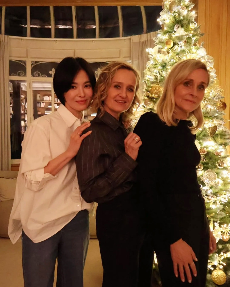 Song Hye Kyo duyên dáng với kiểu tóc bob ngang cằm