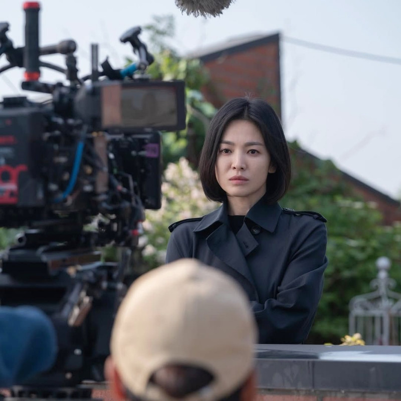 Song Hye Kyo thần thái với tóc bob đen rẽ ngôi