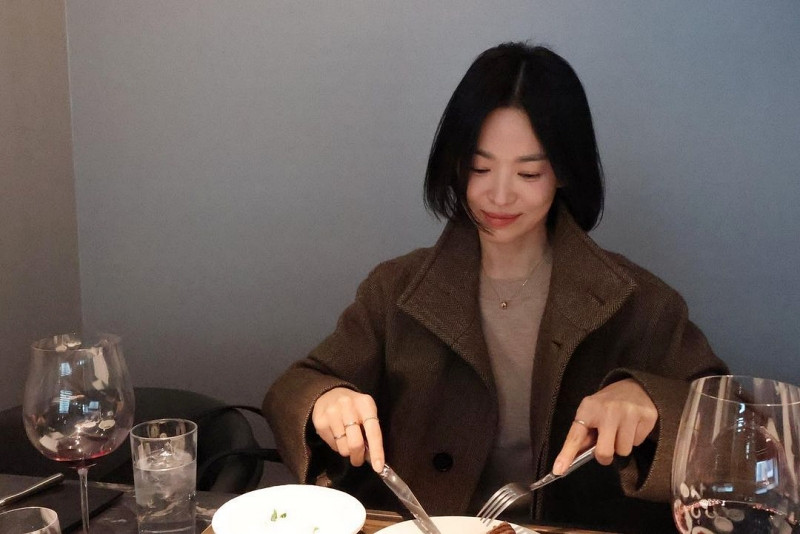 Song Hye Kyo với kiểu tóc bob mái thưa trong phim