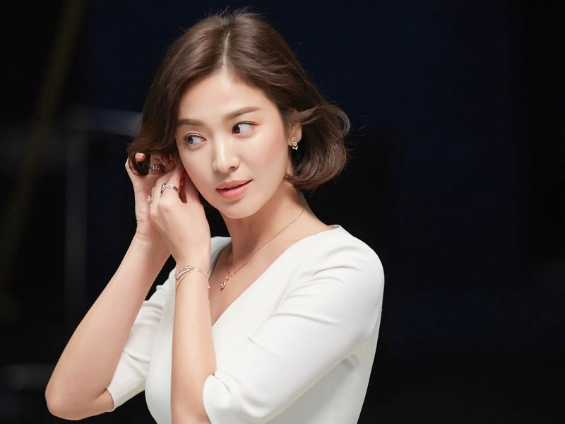 Song Hye Kyo với mái tóc bob xoăn nhẹ đầy nữ tính