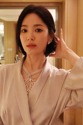 Song Hye Kyo với tóc ngắn tomboy tinh khôi