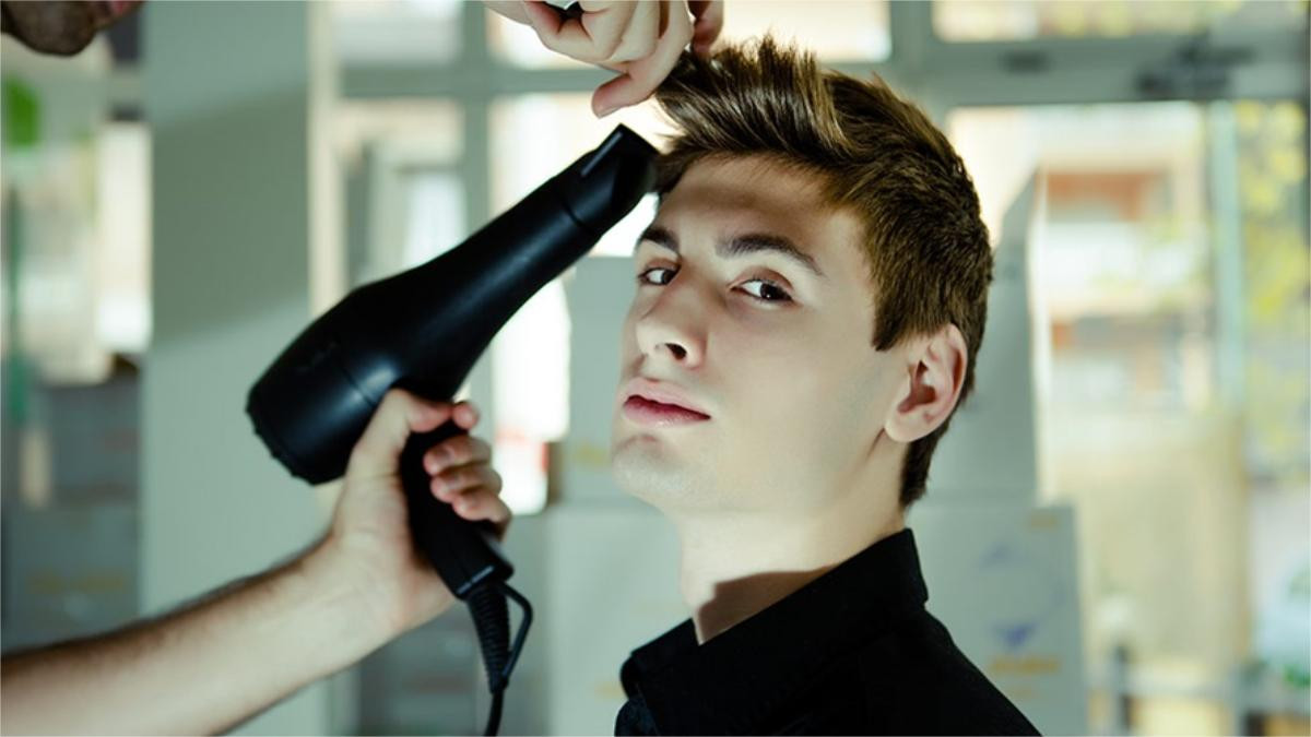 Sử dụng máy sấy để sấy ngược phần mái, tạo độ phồng cho kiểu tóc quiff short.