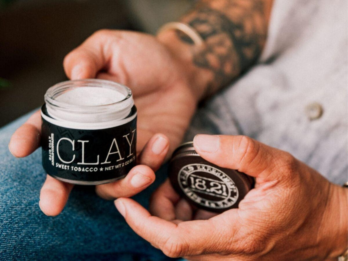 sử dụng sáp clay để tạo kiểu tóc đẹp nam trong thời tiết ẩm