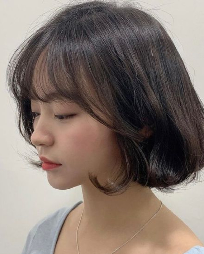 Sự thời thượng của tóc ngắn layer xoăn nhẹ kết hợp mái bay che góc cạnh.