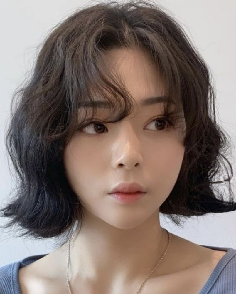 Tạo độ bồng bềnh cho mặt gầy với tóc ngắn layer xoăn nhẹ đầy sức sống.