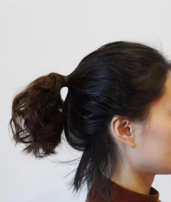 Tạo độ phồng tự nhiên cho kiểu tóc đuôi ngựa cao nhằm giấu đi đầu bẹt