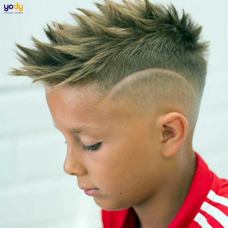 Tạo kiểu tóc đầu đinh đơn giản cho bé