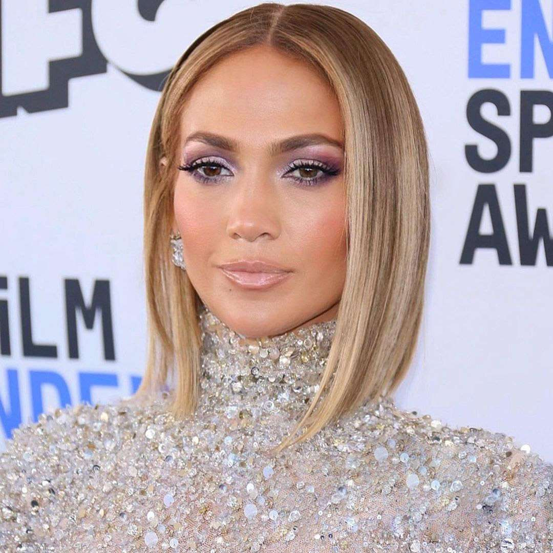 Tạo kiểu tóc đi chơi tự nhiên với mái tóc thẳng mượt mà như Jennifer Lopez