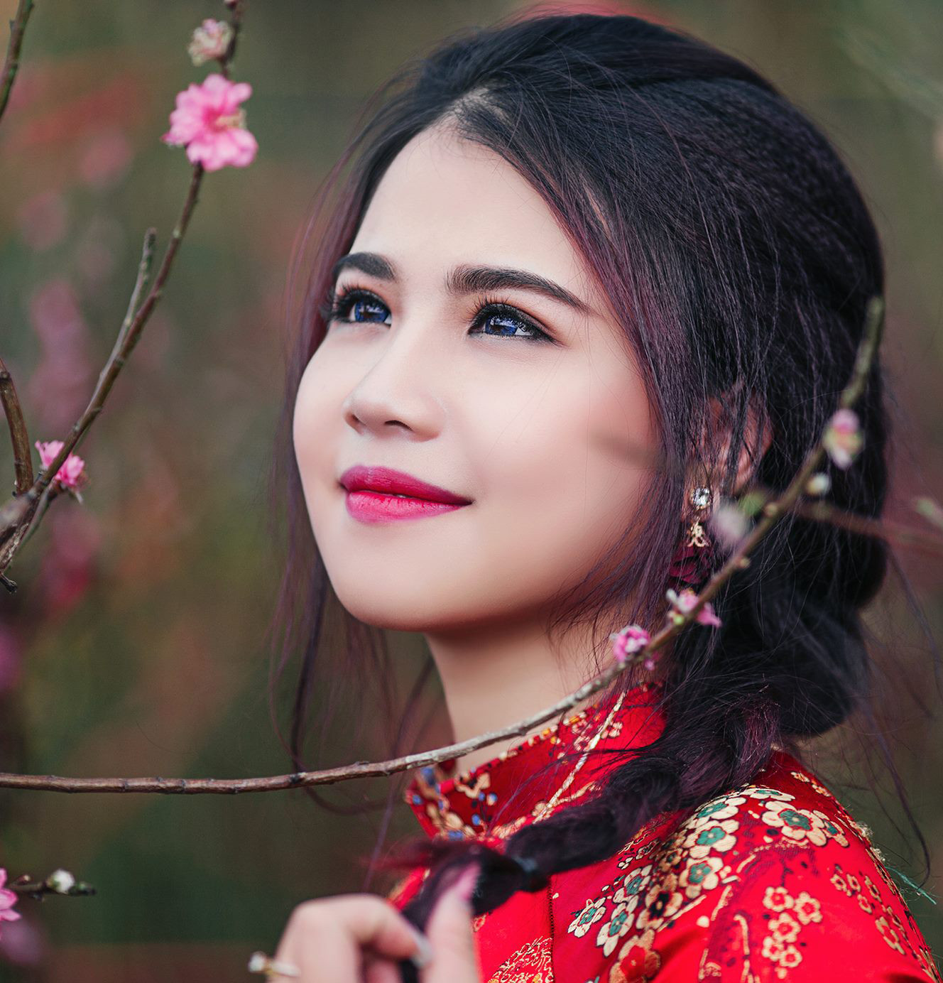Tết tóc đuôi sam lệch duyên dáng