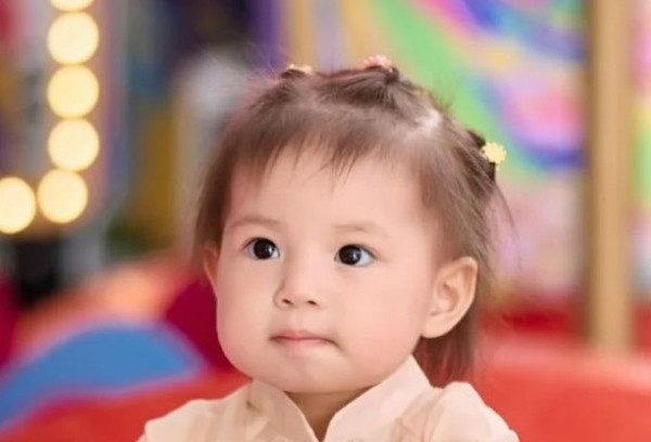 Tết tóc hai chỏm nhỏ kết hợp nơ xinh cho bé gái