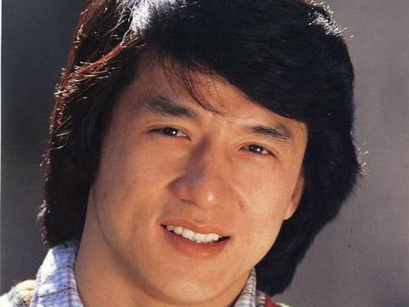 Thành Long với kiểu tóc mullet bá thí đầy cá tính