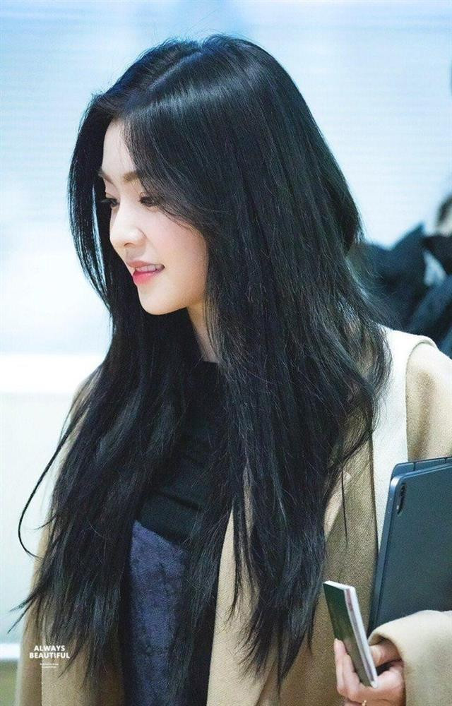 Thiếu nữ Nhân Mã với mái tóc đen dài suôn mượt tự nhiên