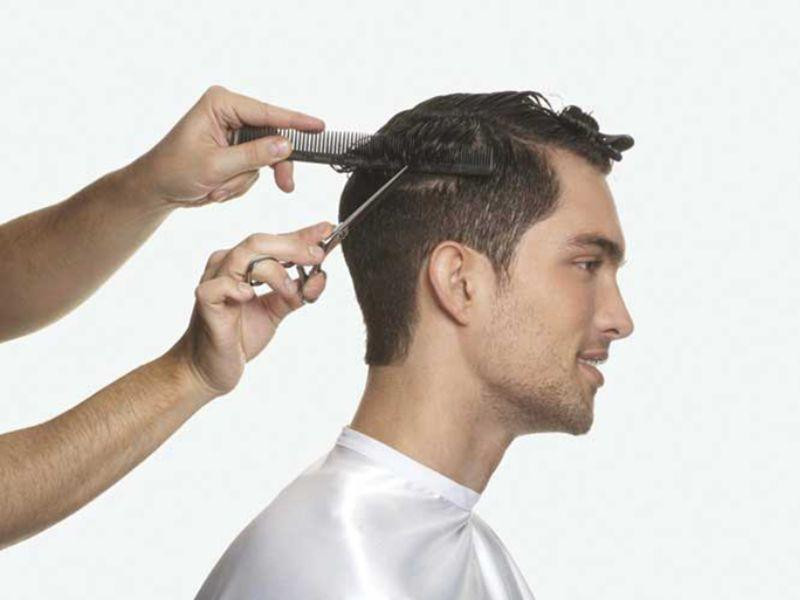 Thợ cắt tóc chuyên nghiệp sẽ tư vấn kiểu tóc barber đẹp